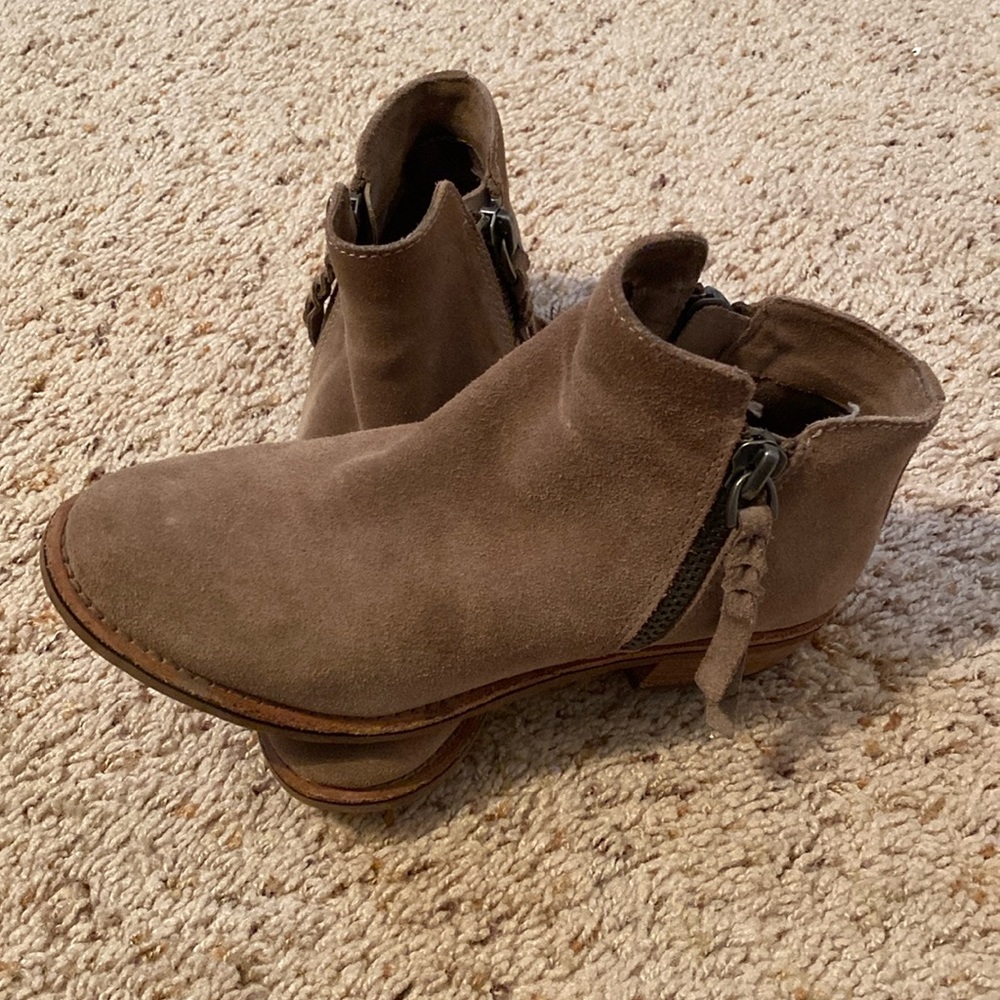 Dolce Vita zip up suede tan/light brown ankle boots 6